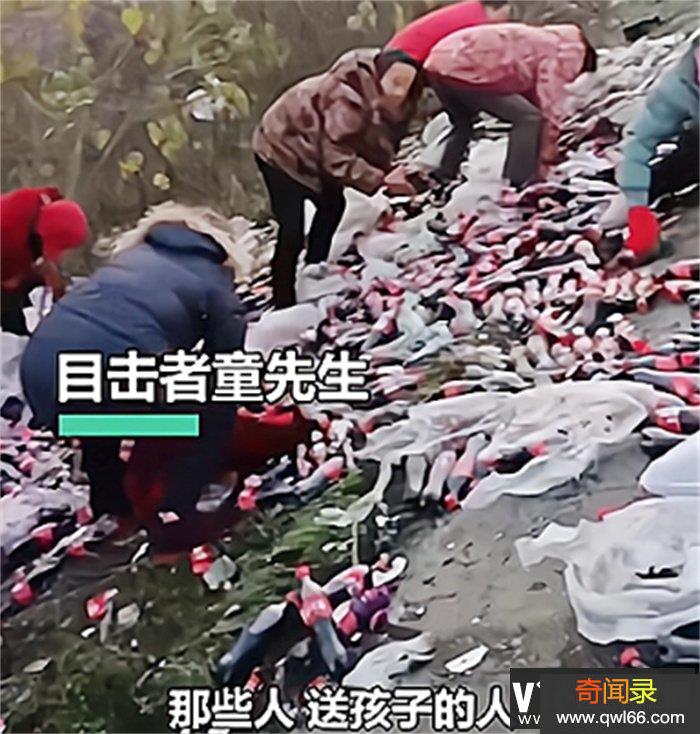 湖北大货车发生侧翻 上千瓶饮料被村民疯抢（农村道德）