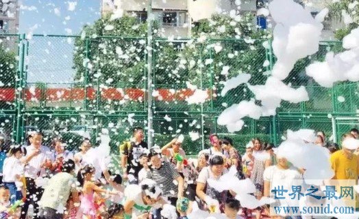 英国152人淋浴创造最多人集体淋浴的世界纪录