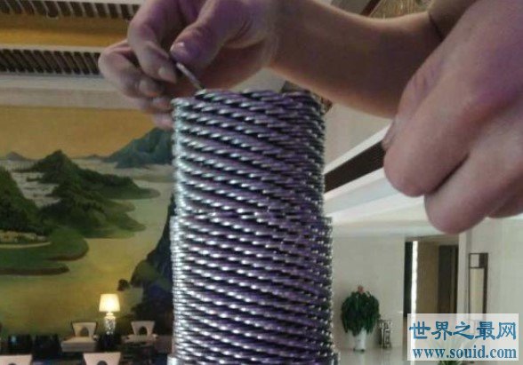 3万枚硬币垒成2米高电视塔模型